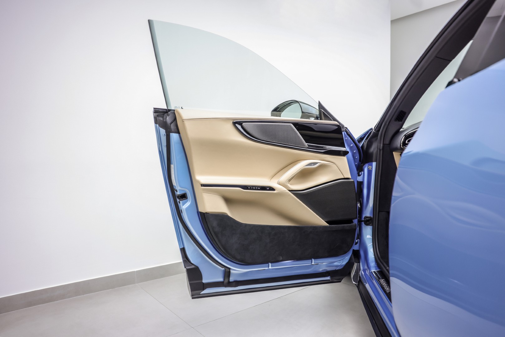 2025 FERRARI PUROSANGUE | FULL CARBON | MAIN DEALER SERVICE | HIGH SPEC